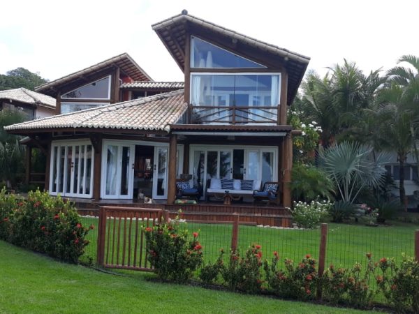 CASA LOCALIZADA EM CONDOMÍNIO DE FRENTE PARA O MAR