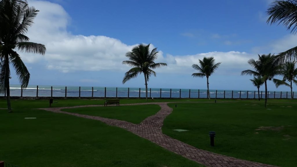 CASA LOCALIZADA EM CONDOMÍNIO DE FRENTE PARA O MAR